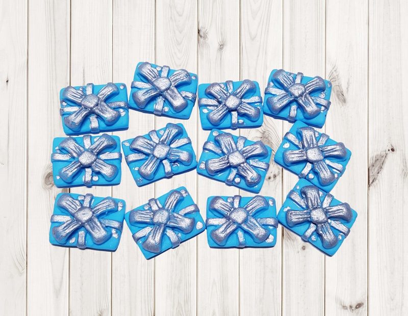 12x Edible Christmas Parcels 25mm x 17mm Cupcake Toppers 🎄 — photo 1