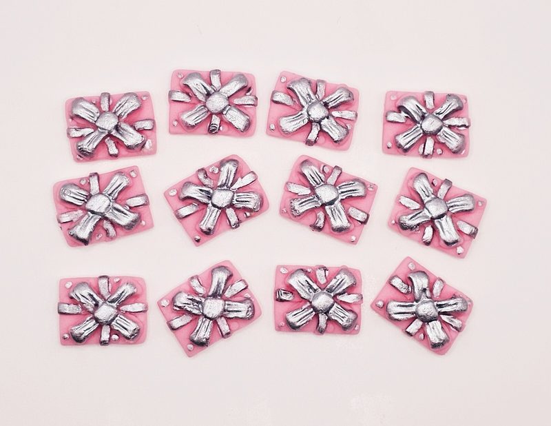 12x Christmas Pink Parcels 25mm x 17mm Edible Cupcake Toppers 🌲 — photo 1